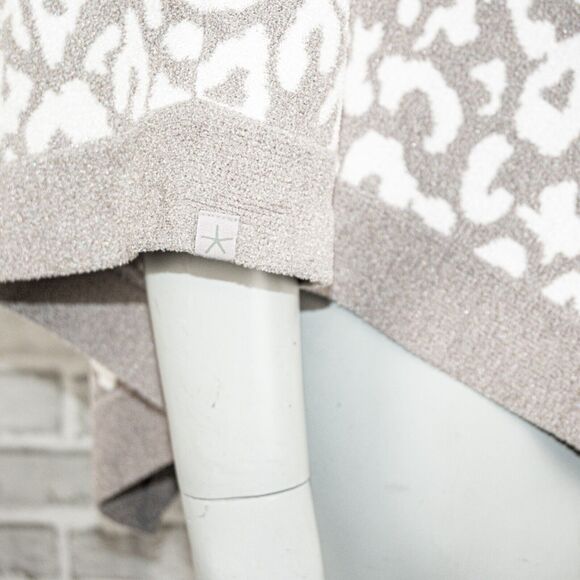 BAREFOOT DREAMS Cozychic Ultra Lite Poncho gray Leopard print One Size - Picture 8 of 9